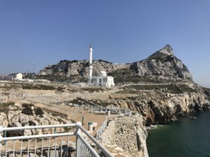 Eine Moschee auf dem Felsen bei Gibraltar